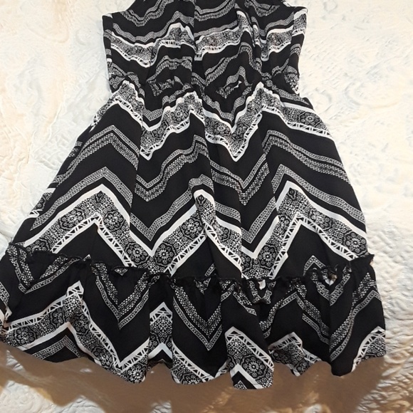 Black and White Dress - Picture 3 of 4